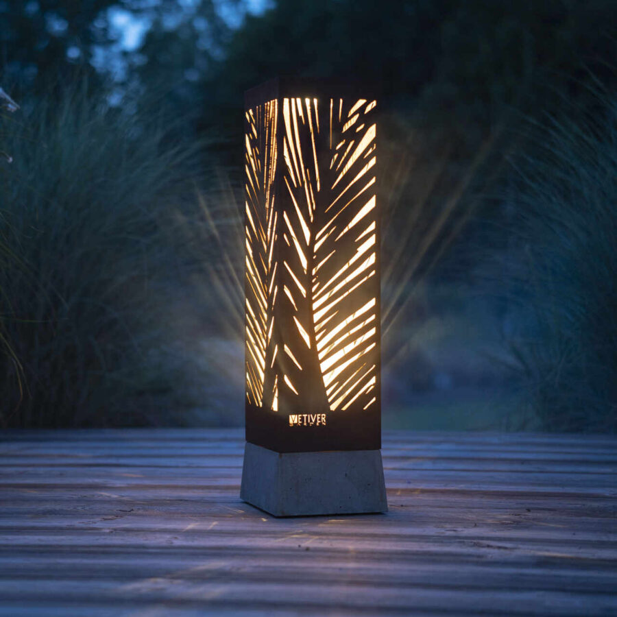 Lampa na taras rozświetlająca swoją przestrzenną obudową otoczenie.