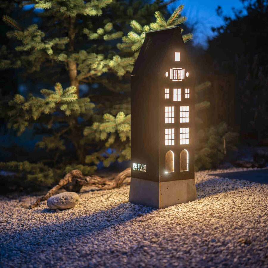 Lampa ogrodowa rozświetlająca otoczenie domu.
