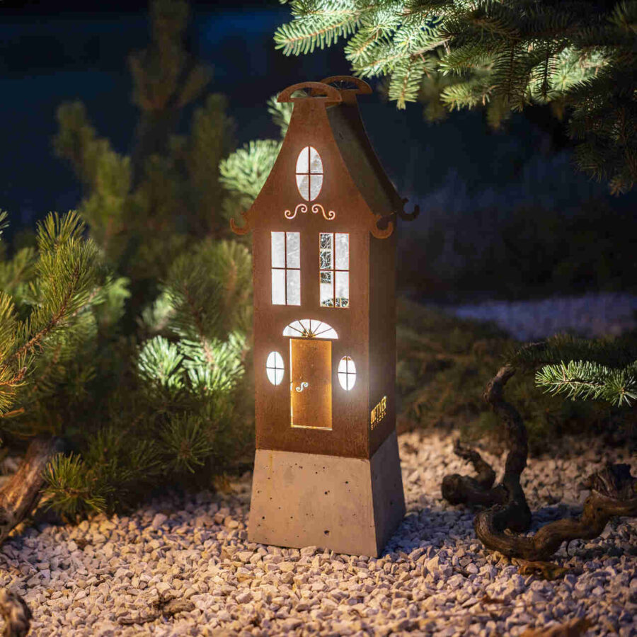 Bajkowy lampion ogrodowy doświetlający zakątki ogrodu.