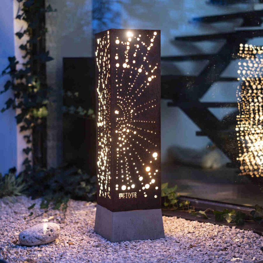 Lampa zewnętrzna efektownie oświetlająca otoczenie domu, dzięki przestrzennej ażurowej obudowie.
