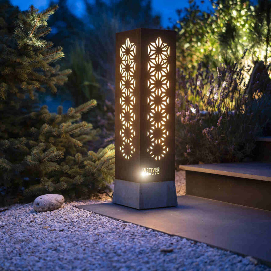 Lampa zewnętrzna stojąca doświetlająca ogród.