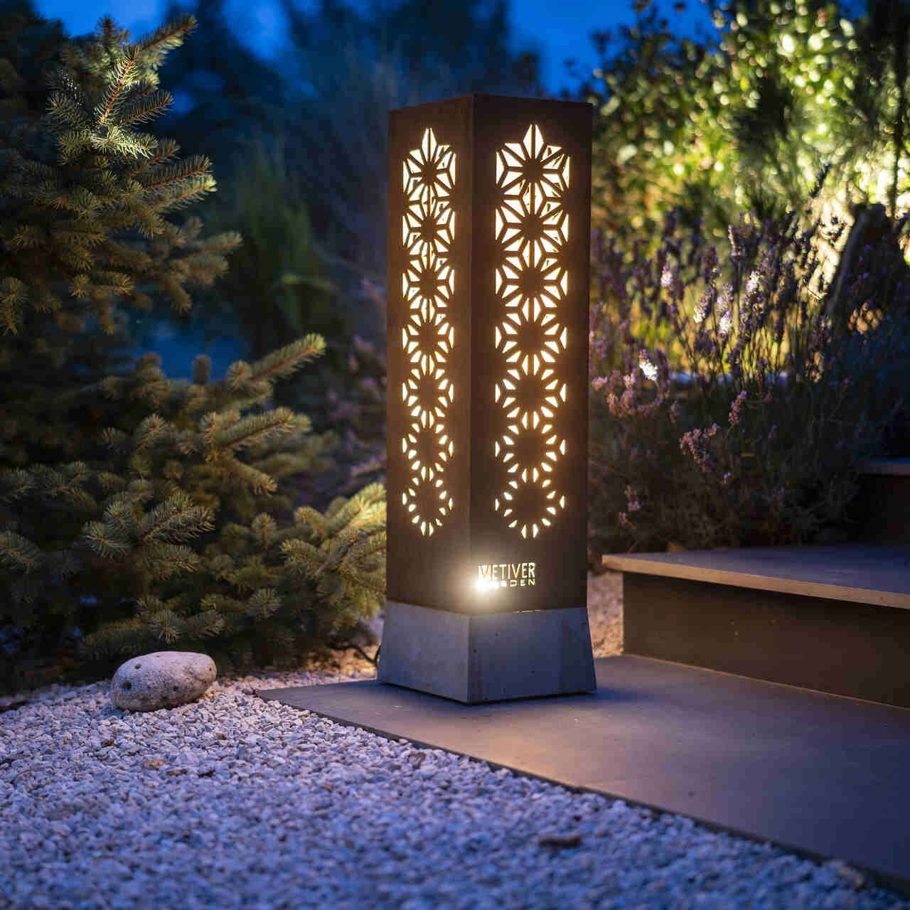 Lampa zewnętrzna stojąca doświetlająca ogród.