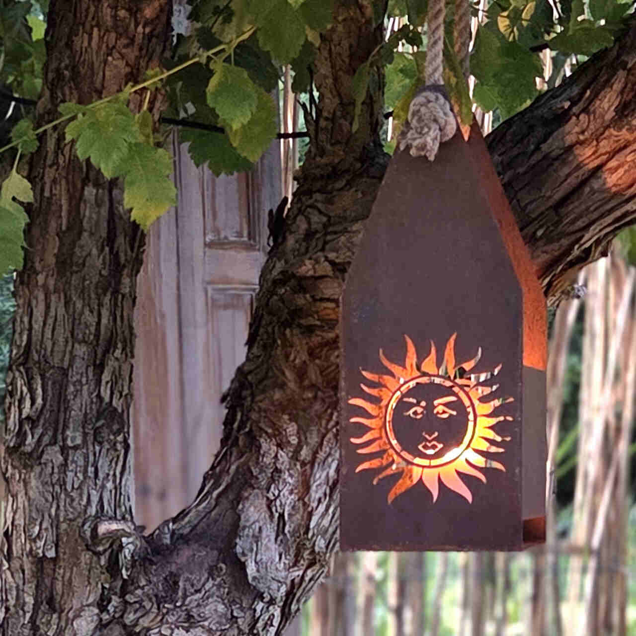 Rozświetlony świecznik z blachy corten