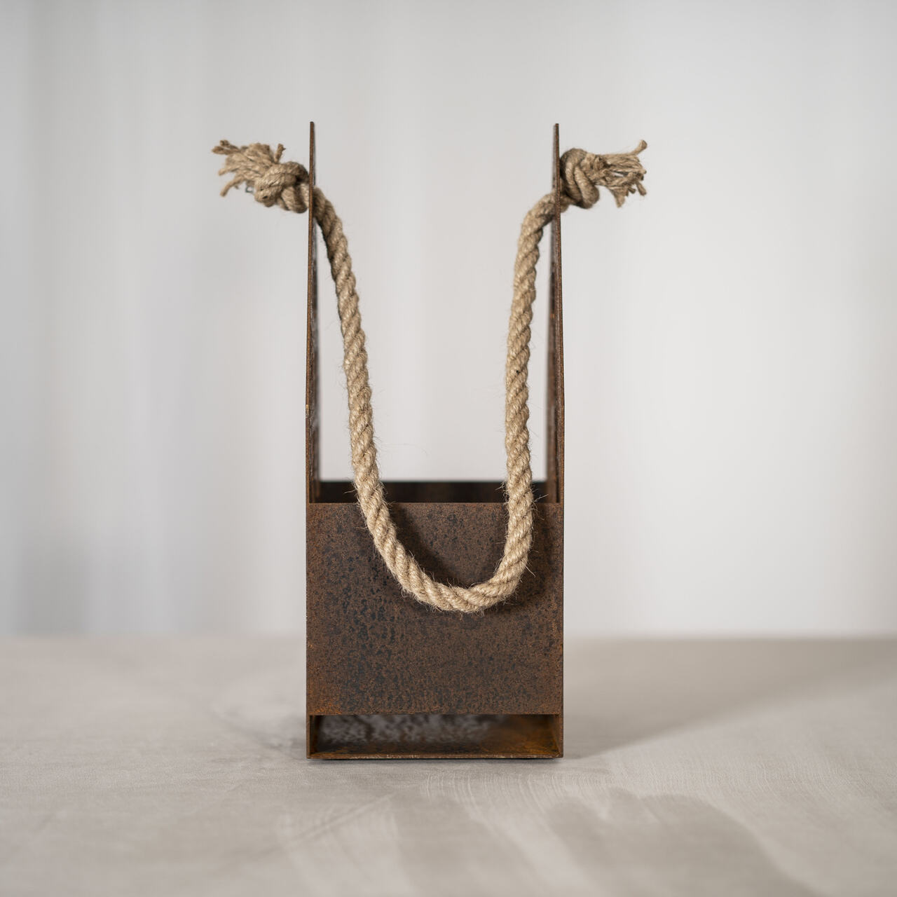 Świecznik ze stali kortenowskiej ze sznurem konopnym