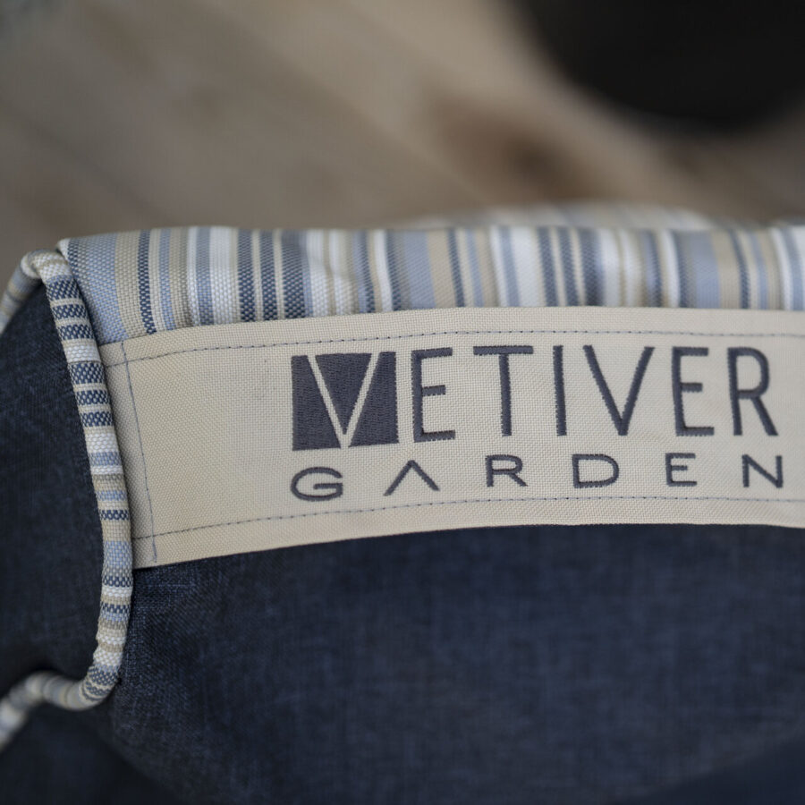 Logo Vetiver Garden na fotelu ogrodowym wyprodukowanym przez tą firmę